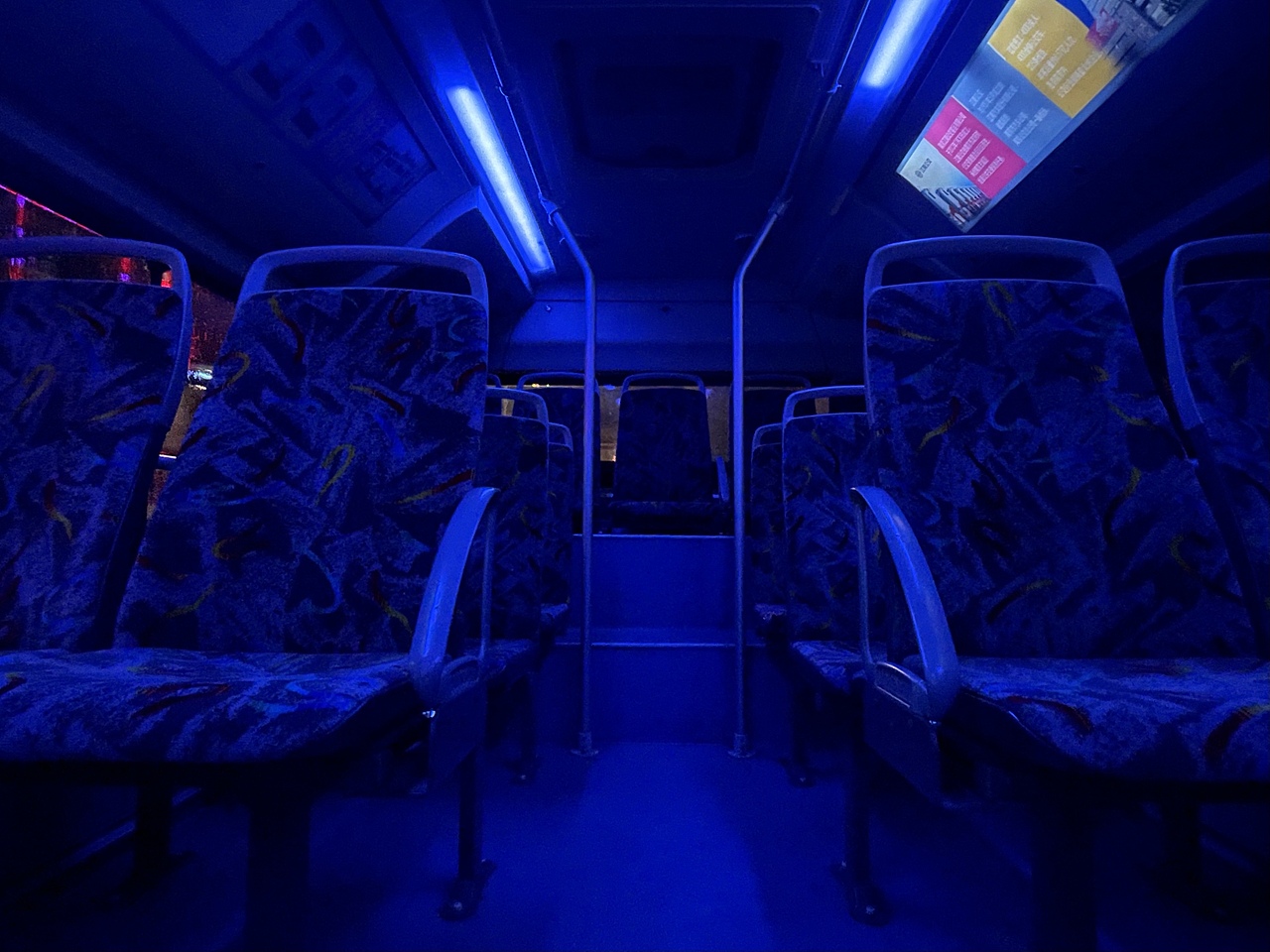 雨天 公交 夜晚（图ZMjY2MzkxMzY0） - 风光摄影 - 站酷设计师崂山盗圣原创素材 - 站酷ZCOOL