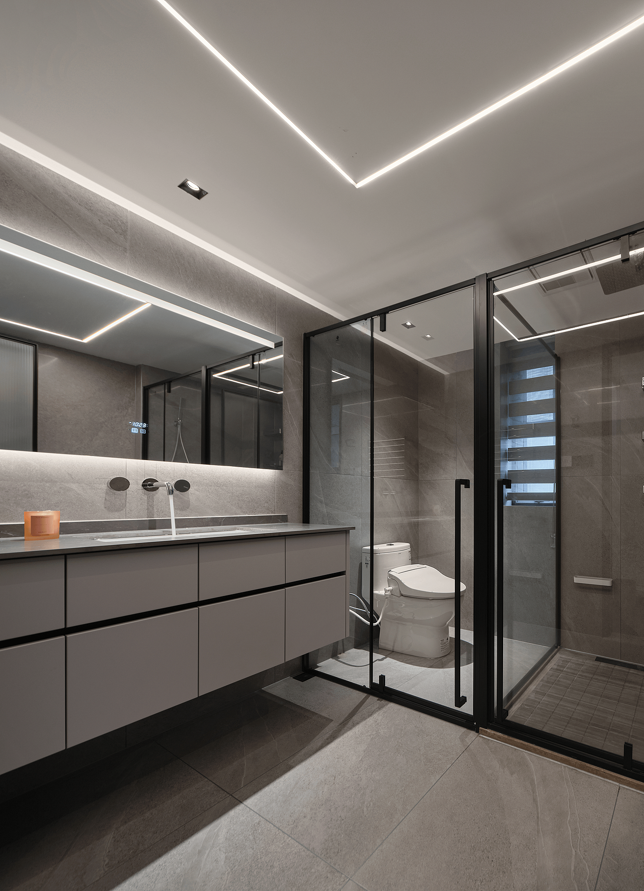 在小尺度的卫生间内,设计师布置了三段式干湿分离.