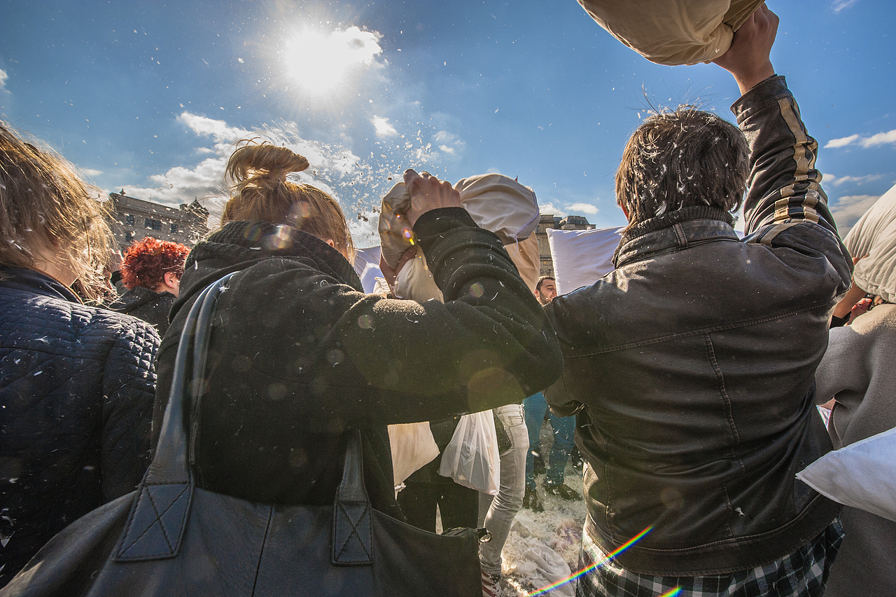 World Pillow Fight Day. London（图ZOTg4Nzg2MA==） - 人文/纪实摄影 - 站酷设计师秋千上的树叶原创素材 - 站酷ZCOOL
