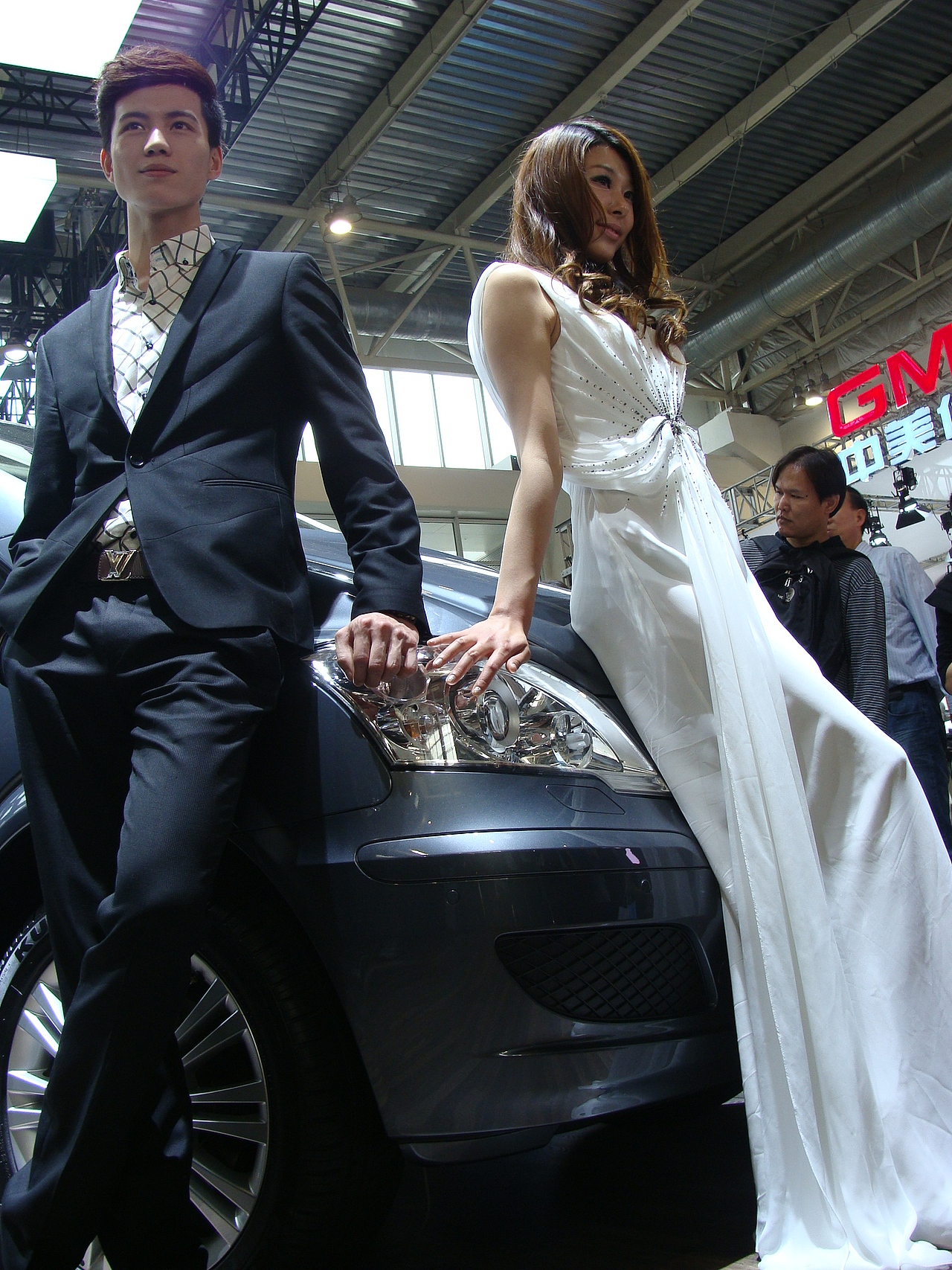 【2012北京国际汽车展】烈焰红唇、婀娜身姿、妖娆魅影（图ZNTYyODI4NA==） - 人像摄影 - 站酷设计师Hi丶滚原创素材 - 站酷ZCOOL