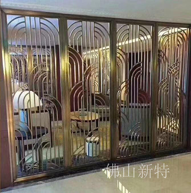 别墅客厅钛金镂空铝屏风现代风格效果图