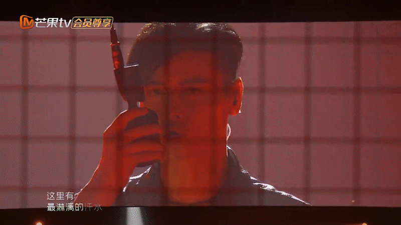 屏幕显现红白色调关键词,配合灯光特效等营造格斗场氛围。