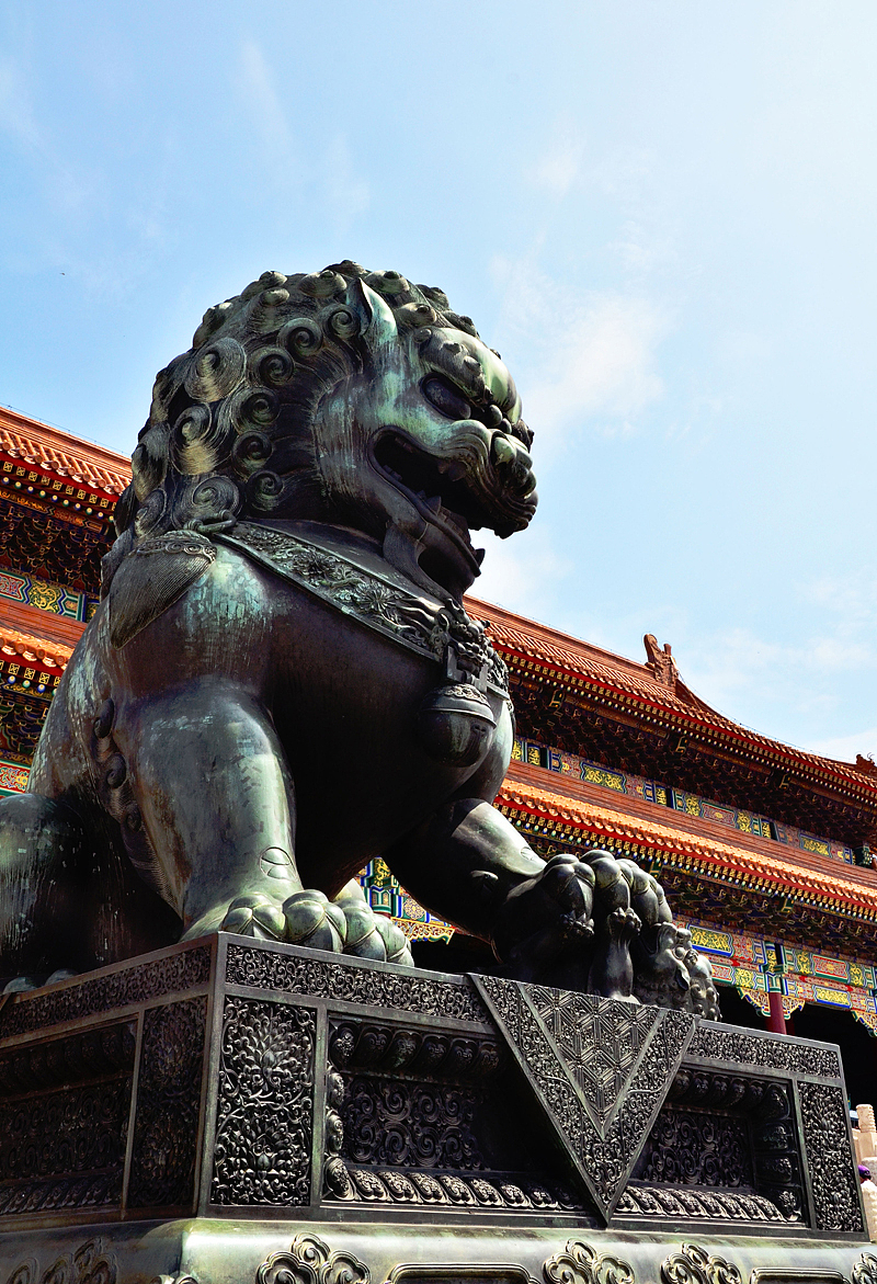 故宫里的铜狮子可威武了,围着她转了好几圈子~人说摸摸狮子头,万事不