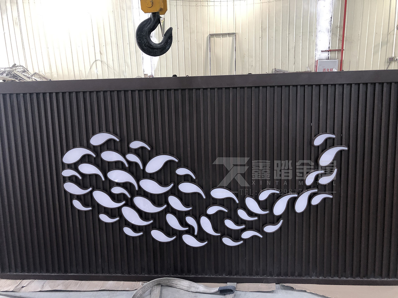 深咖色不锈钢烤漆屏风背景墙、鱼群设计密中井然有序图