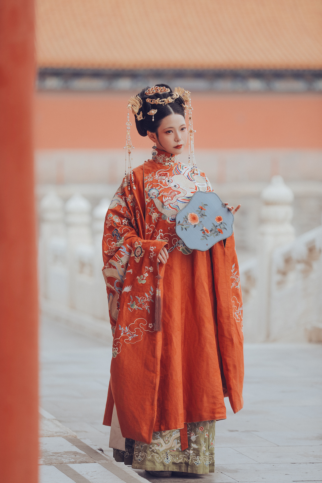 情 出镜:加加 摄影后期妆造:小艾野 头饰:莳花集 扇子:张磊缂丝 汉服