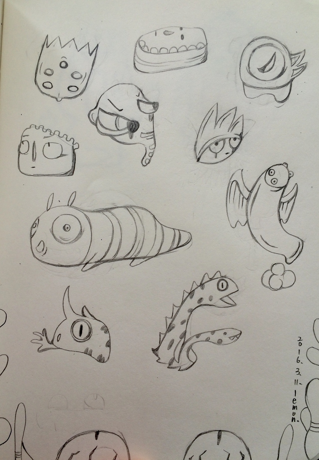 就用水笔画了两条变异的鱼 一条剁椒鱼头 一条海蛟鱼 别问为什么 因为