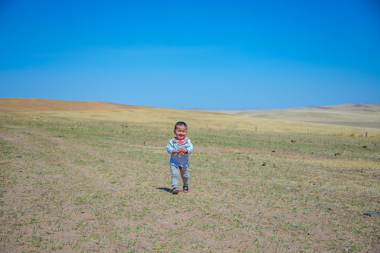 草原的小男孩
