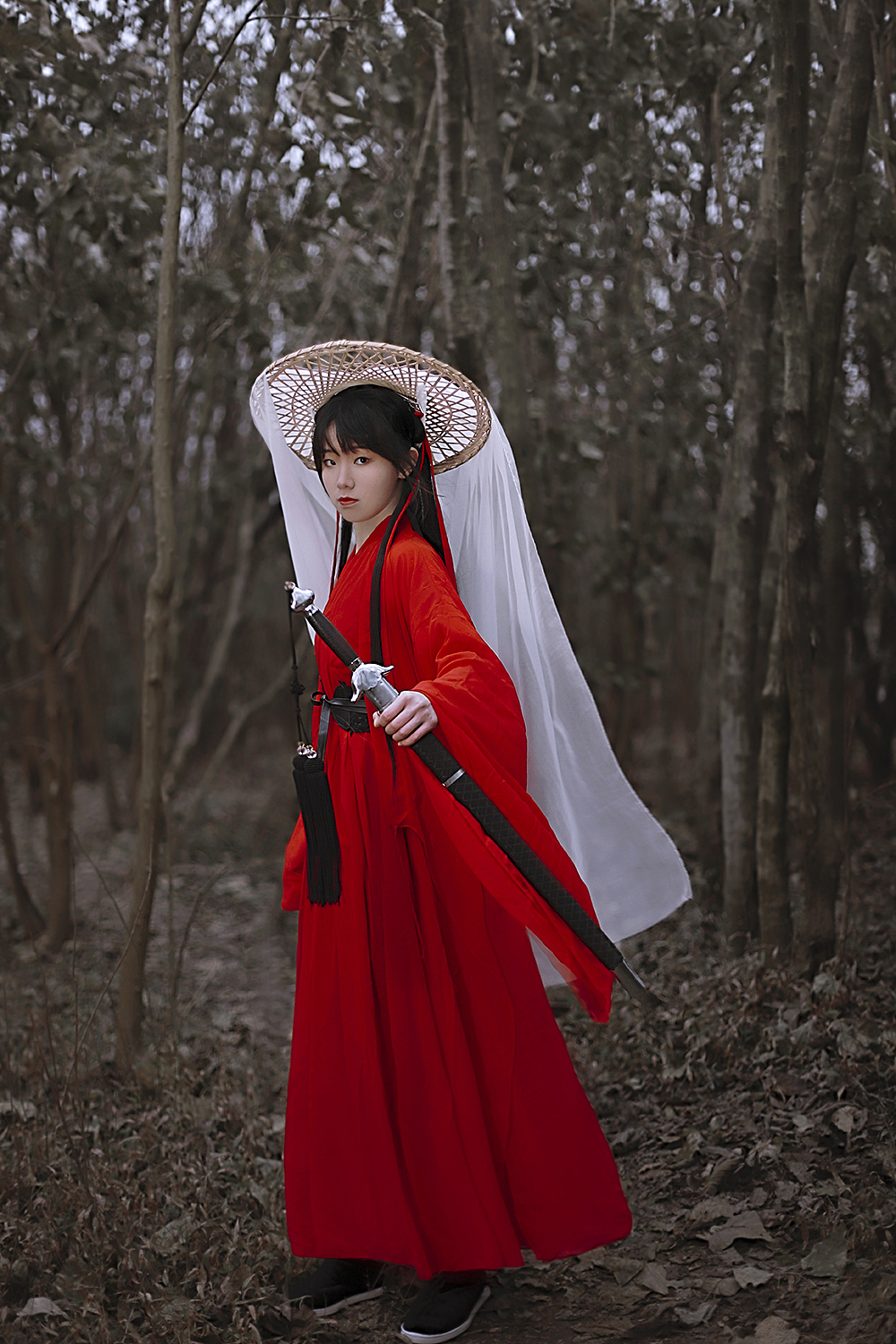 客片红衣侠女汉服孤影翘盼望天涯