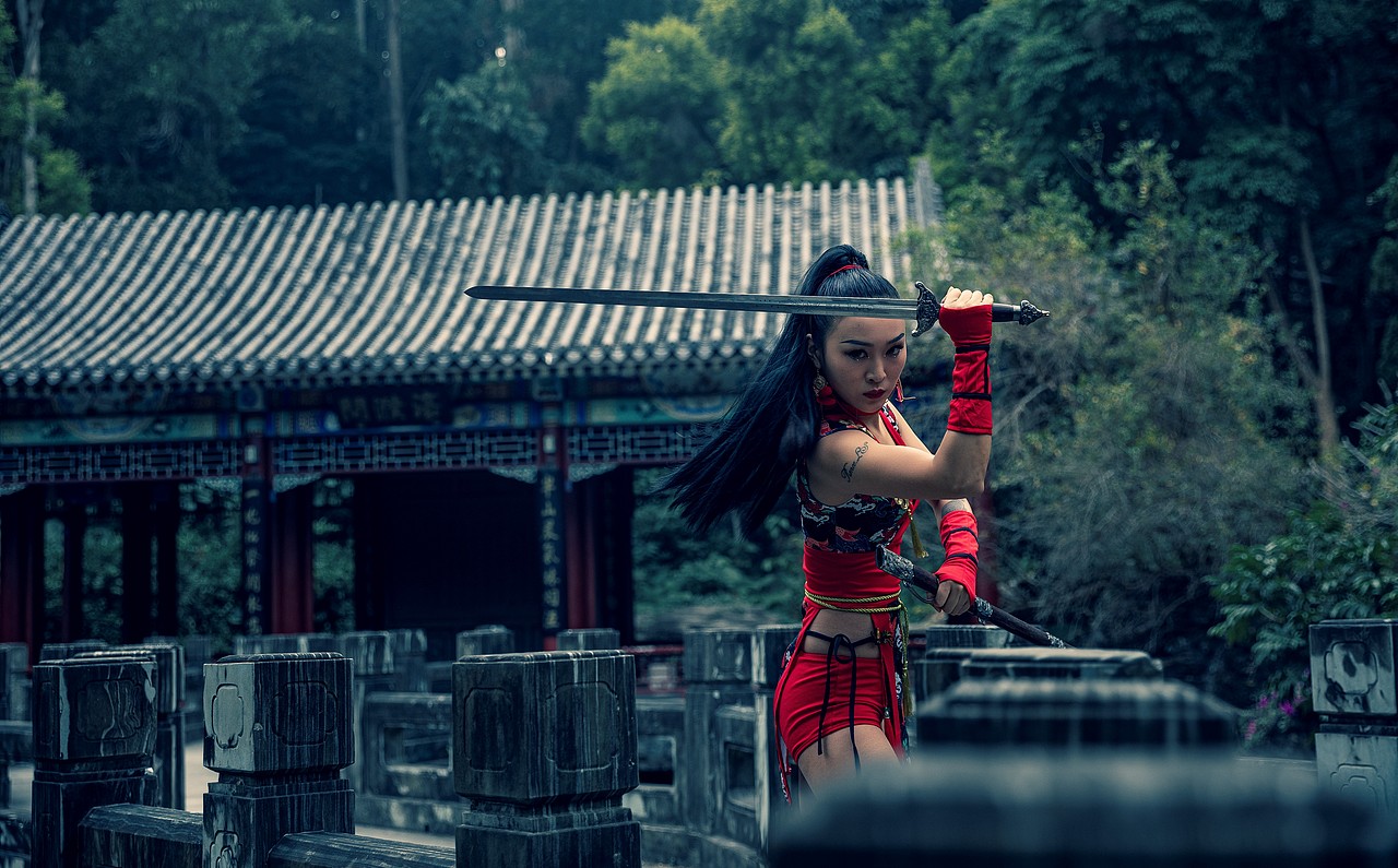 一匹黑马 丨 性感侠女