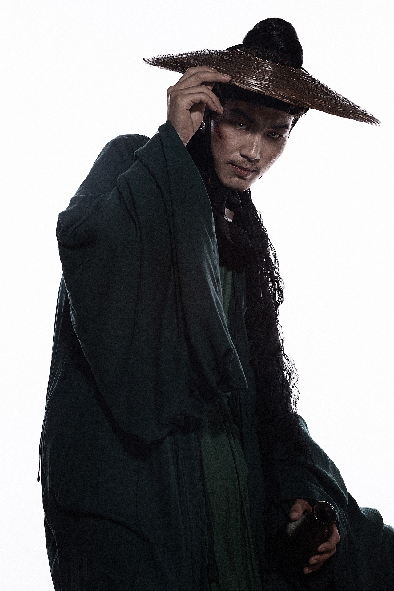 这个硬汉被揍的不轻