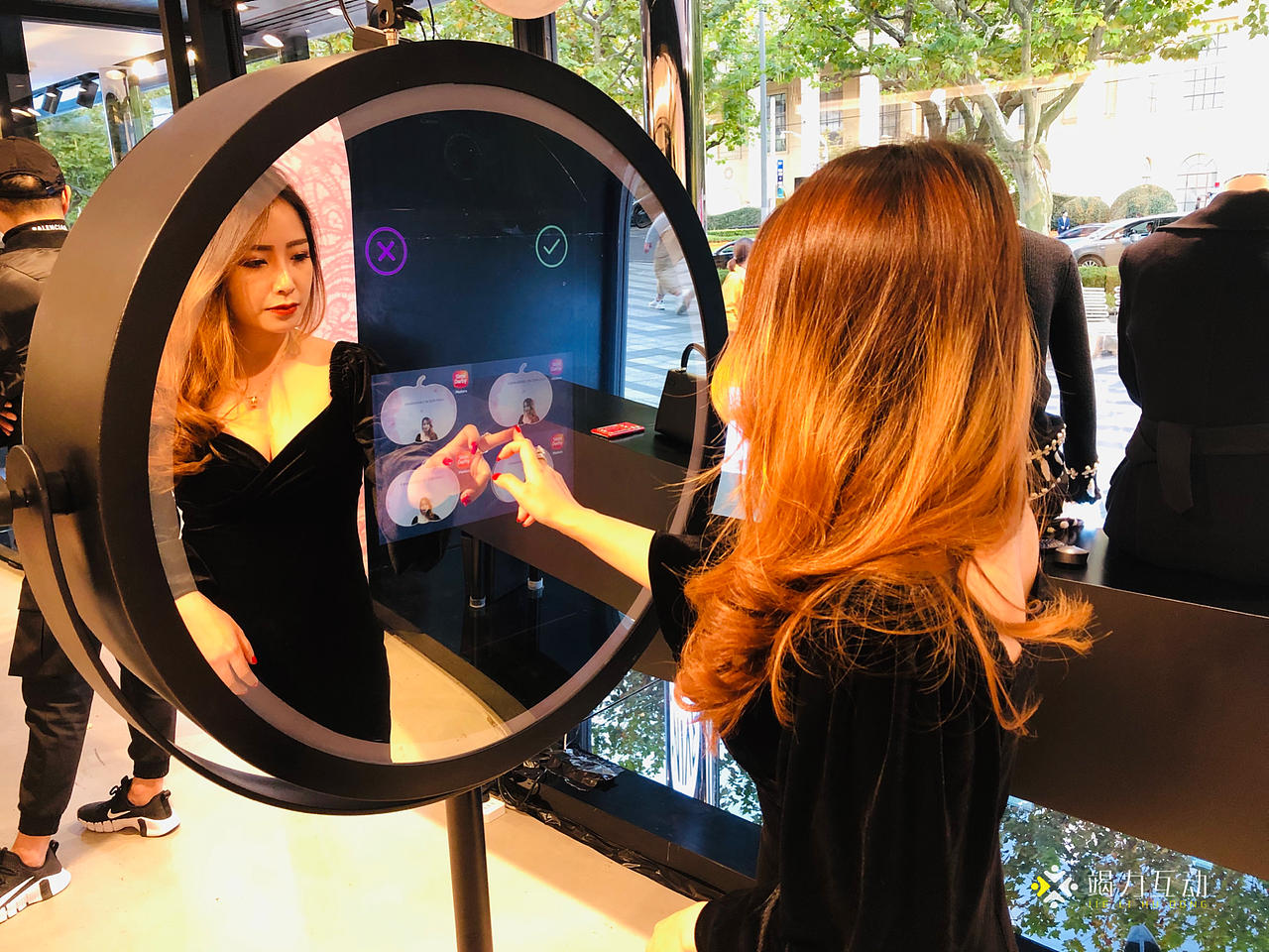 高端活动互动装置魔镜自助拍照装置上海站阿玛尼新品