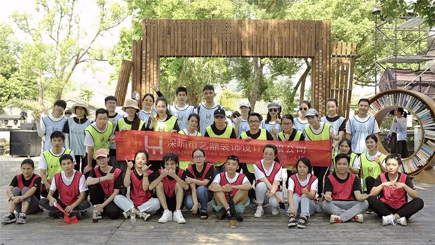 艺鼎团队还分2种类型:品牌升级创新型和服务型。品牌升级创新主要针对一些较年轻的,还没有形成标准品牌体系的项目,或旧品牌需要升级的项目。提供品牌梳理,品牌定位,logo设计,slogan创作,品牌故事创建,品牌空间设计等全方位服务。<br><br>服务型是针对连锁品牌的设计,当餐厅品牌设计出成功的空间后,我们就针对性地做标准化复制店。固定的空间风格灵活调整,以应对不同的地域、店面、消费人群等。”<br><br>原石·牛扒<br>深圳市宝安大仟里店