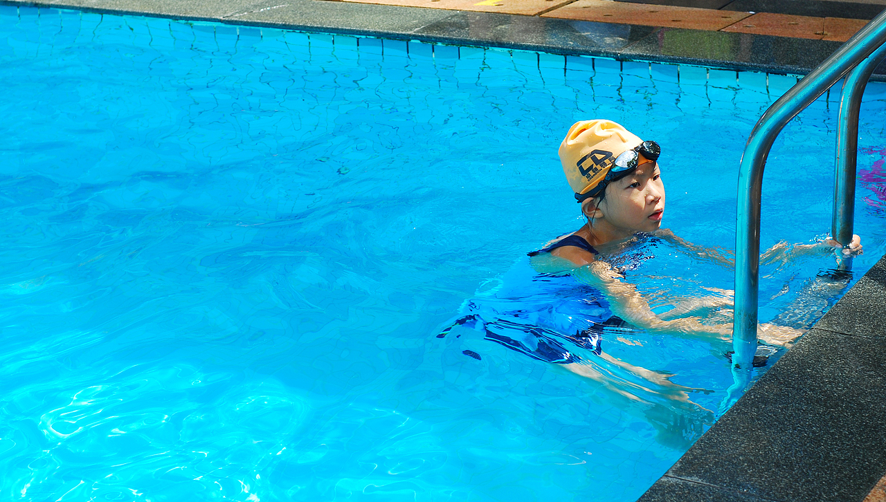 游泳赛场上的孩子们