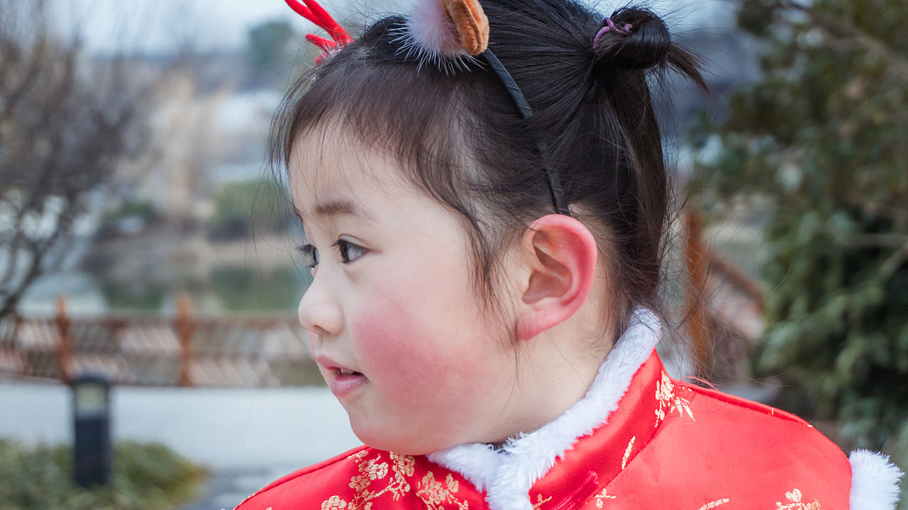 小郑三岁了-《公园玩耍》