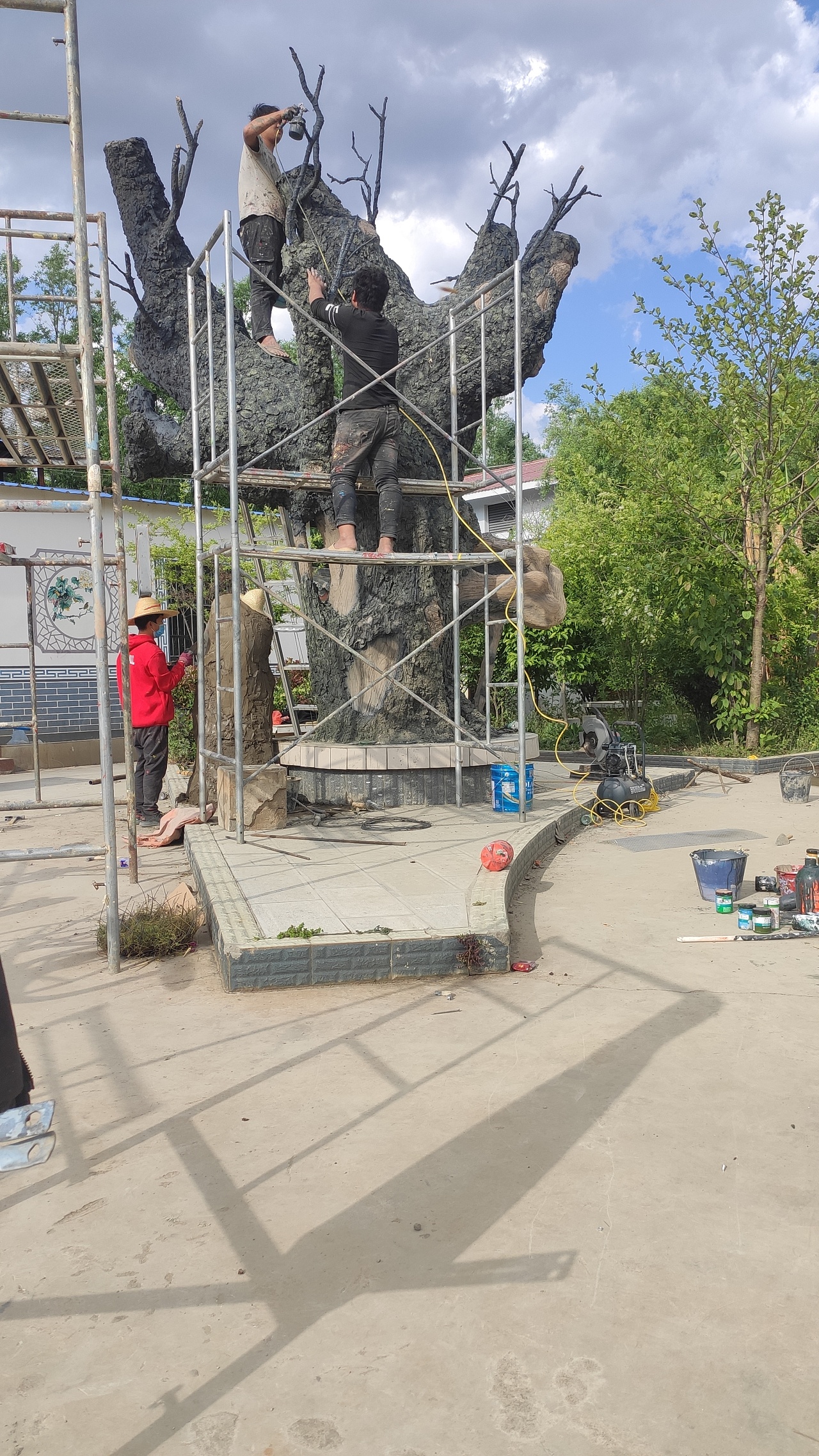 昆明甸头湿地公园水泥材质仿树雕塑