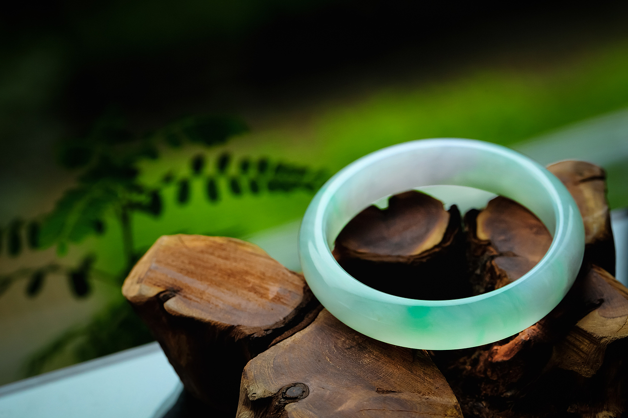 飘阳绿飘紫飘好多颜色的翡翠手镯|摄影|产品摄影|飞翔的大西瓜_原创