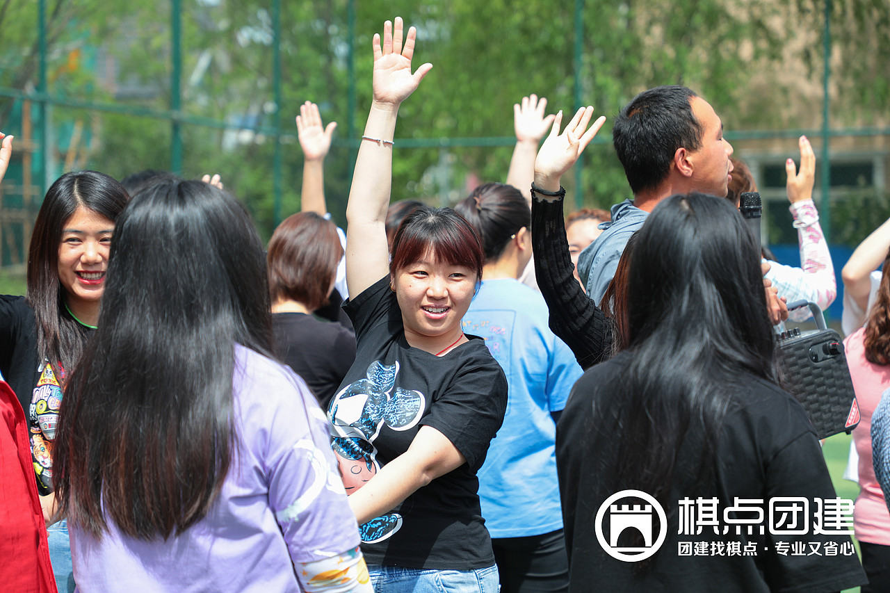 棋点团建|客户第二个游戏开始,我们采用剪刀石头布的方法进行分组