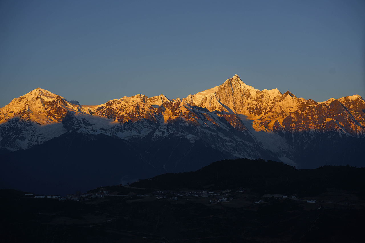 梅里雪山与日照金山邂逅