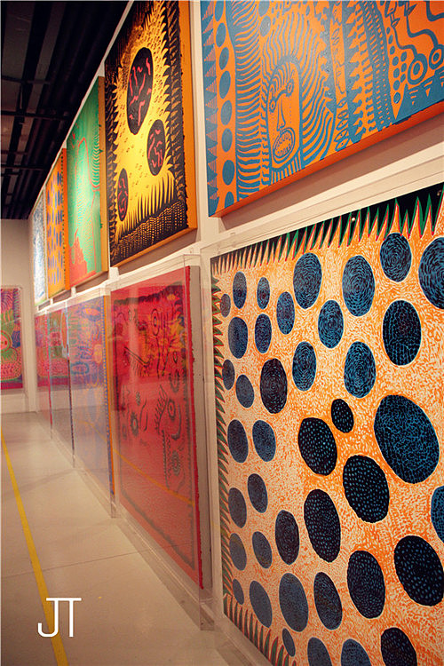 这一部分，都是草间弥生最近的系列绘画作品
她将醒目的颜色和金属颜料与她的色感融合在一起<br>把具象的和抽象的图像混合地渲染在画布上看似儿童所画的画面<br>其实这是她在直观地去描述她奇怪的对恐惧的幻象