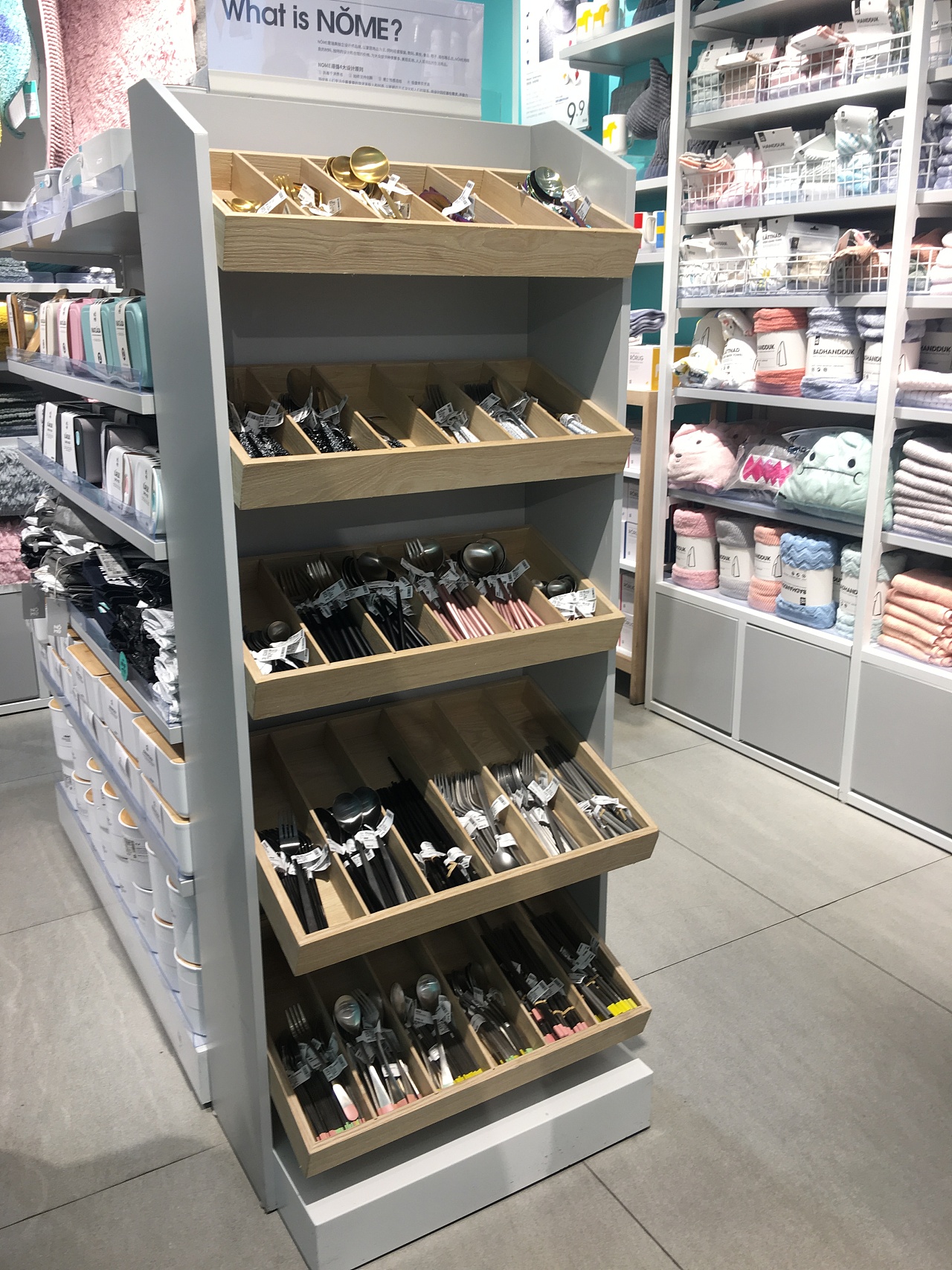 诺米货架nome货架名创优品小商品店的选址技巧