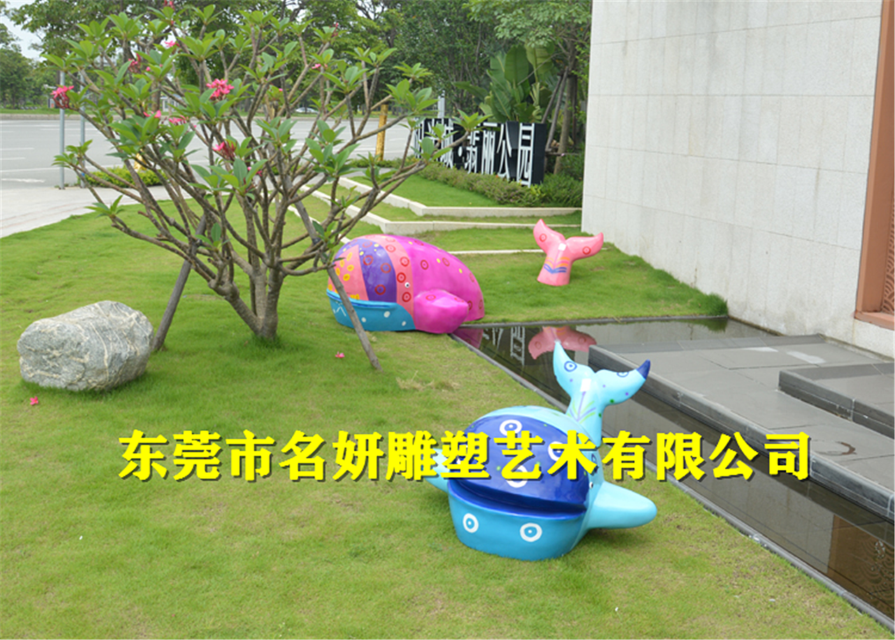 嬉戏共舞的玻璃钢彩绘鲸鱼卡通雕塑模型留下最美的回忆