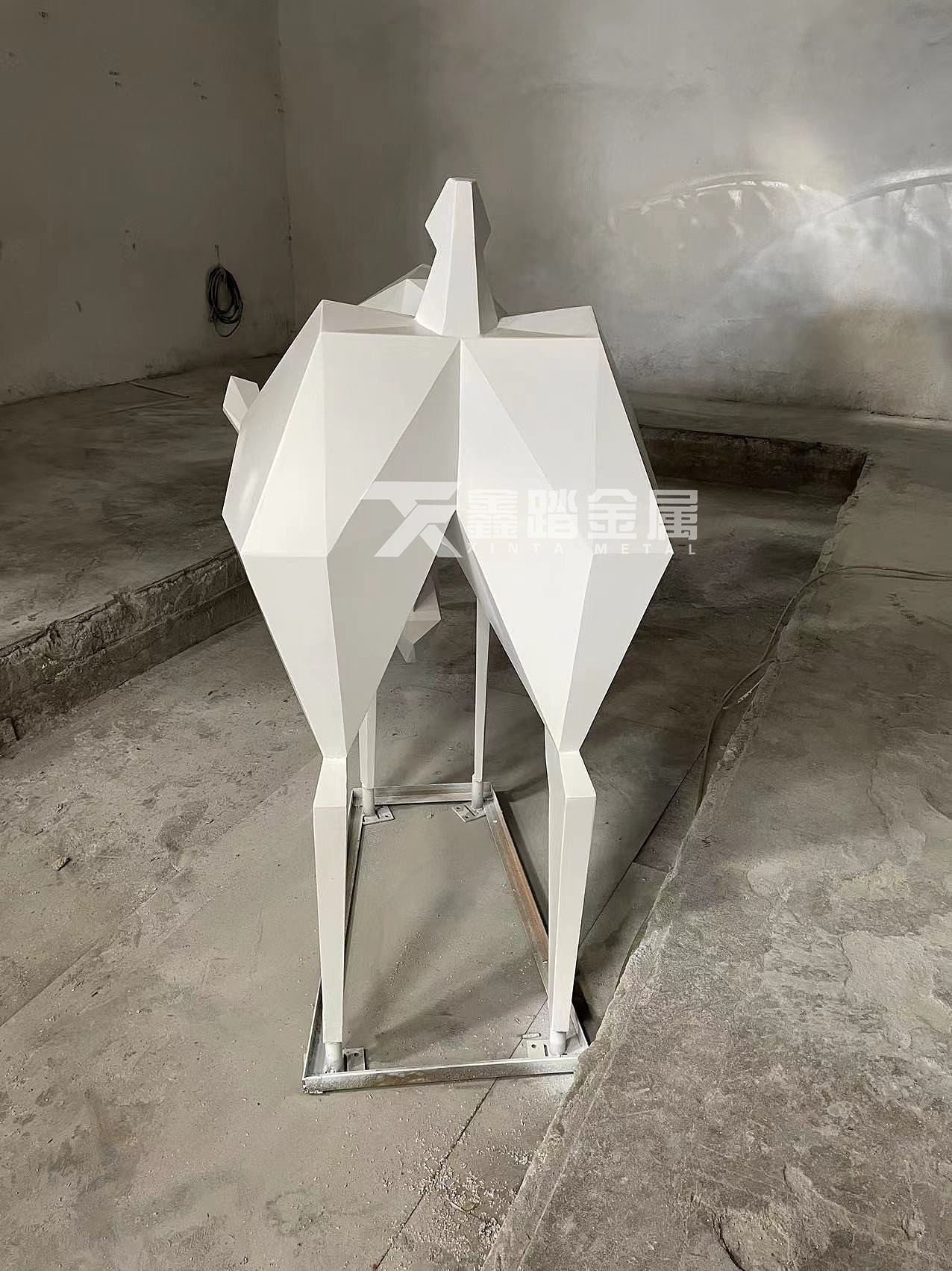 304不锈钢块状低头小鹿雕塑 草坪景观不锈钢动物摆件