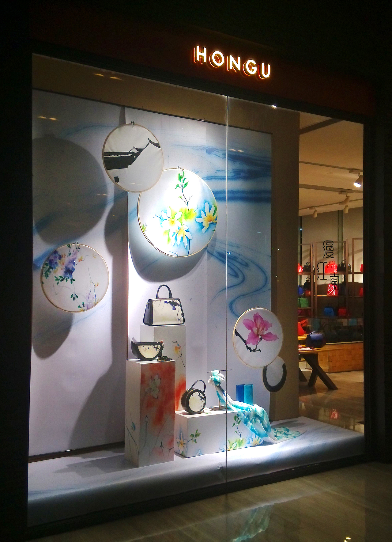 店铺橱窗展示 【漫江南】主题橱窗（图ZNDgwMTg1Njg=） - 展陈设计 - 站酷设计师第一视觉设计原创素材 - 站酷ZCOOL