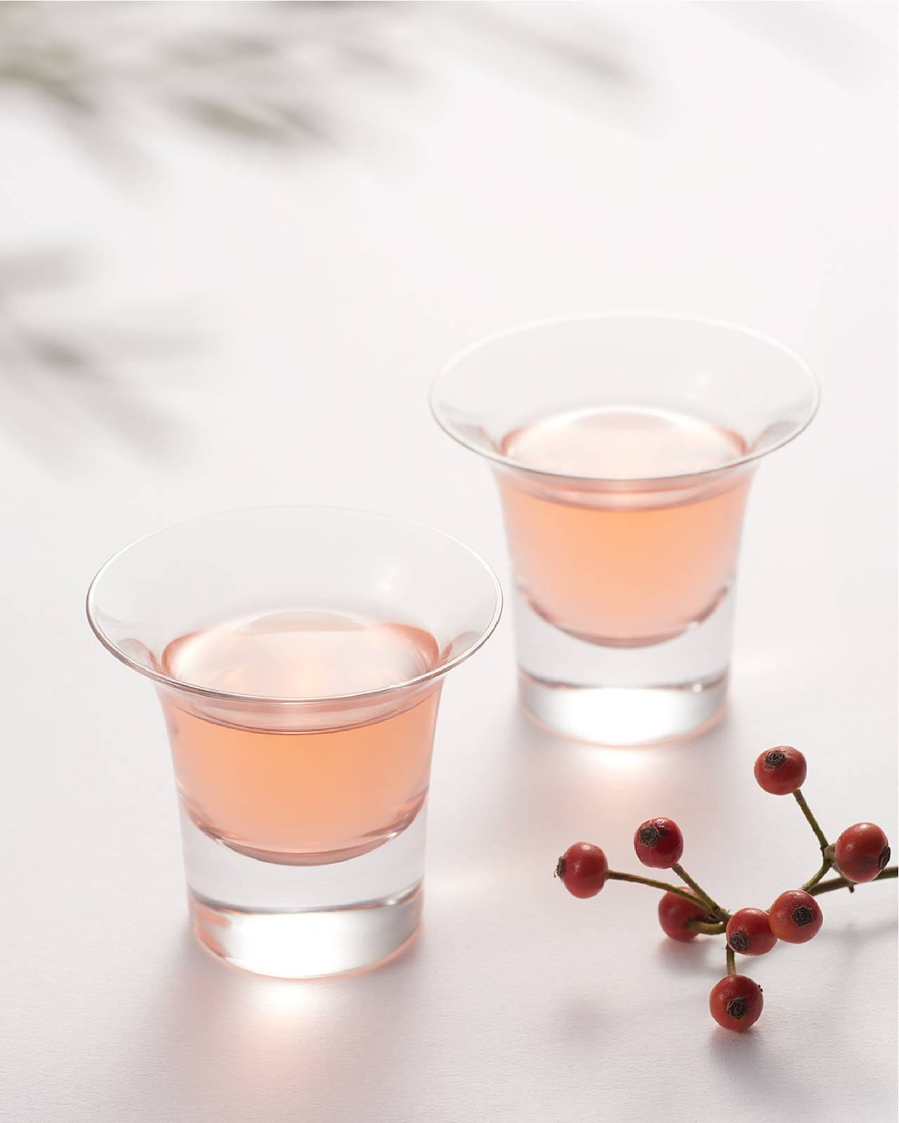 角
无铅水晶玻璃酒杯玲珑剔透，将美酒衬托得更加迷人。