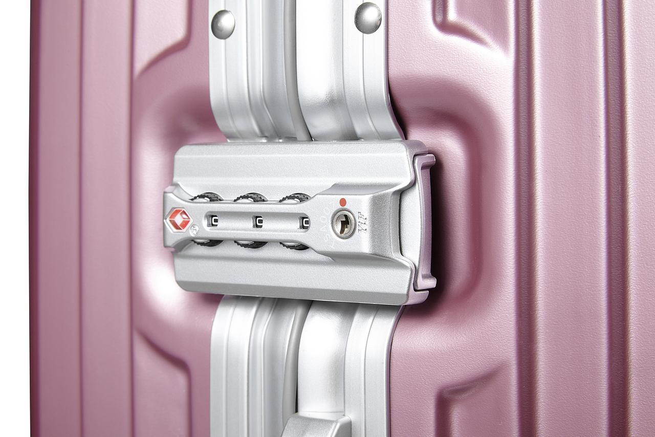 皮尔卡丹拉杆箱产品拍摄精修2