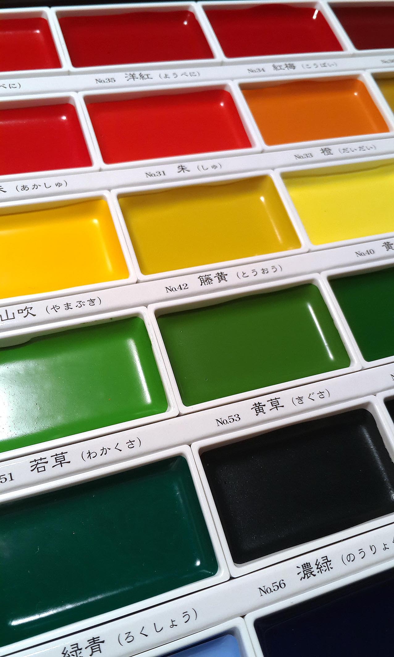 首先个人很喜欢这款,性价比超高,缺点是不宜携带,颜料很大块,不容易