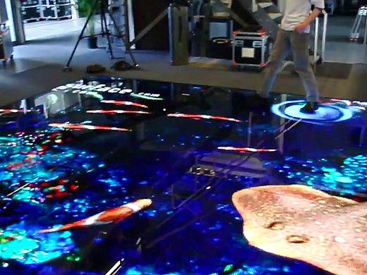 鱼水互动的地面互动投影带来趣味游戏体验