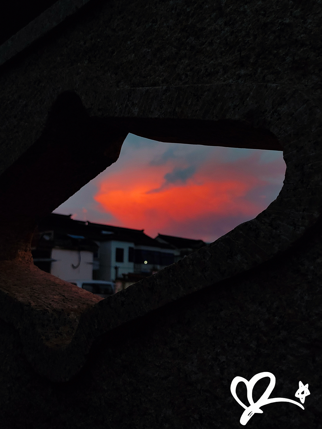 “不必祈求神的到来,神迹的另一个名字,叫爱”