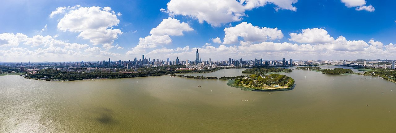 在一个绝好的天空,航拍蓝天白云下的南京玄武湖与远处的市中心.