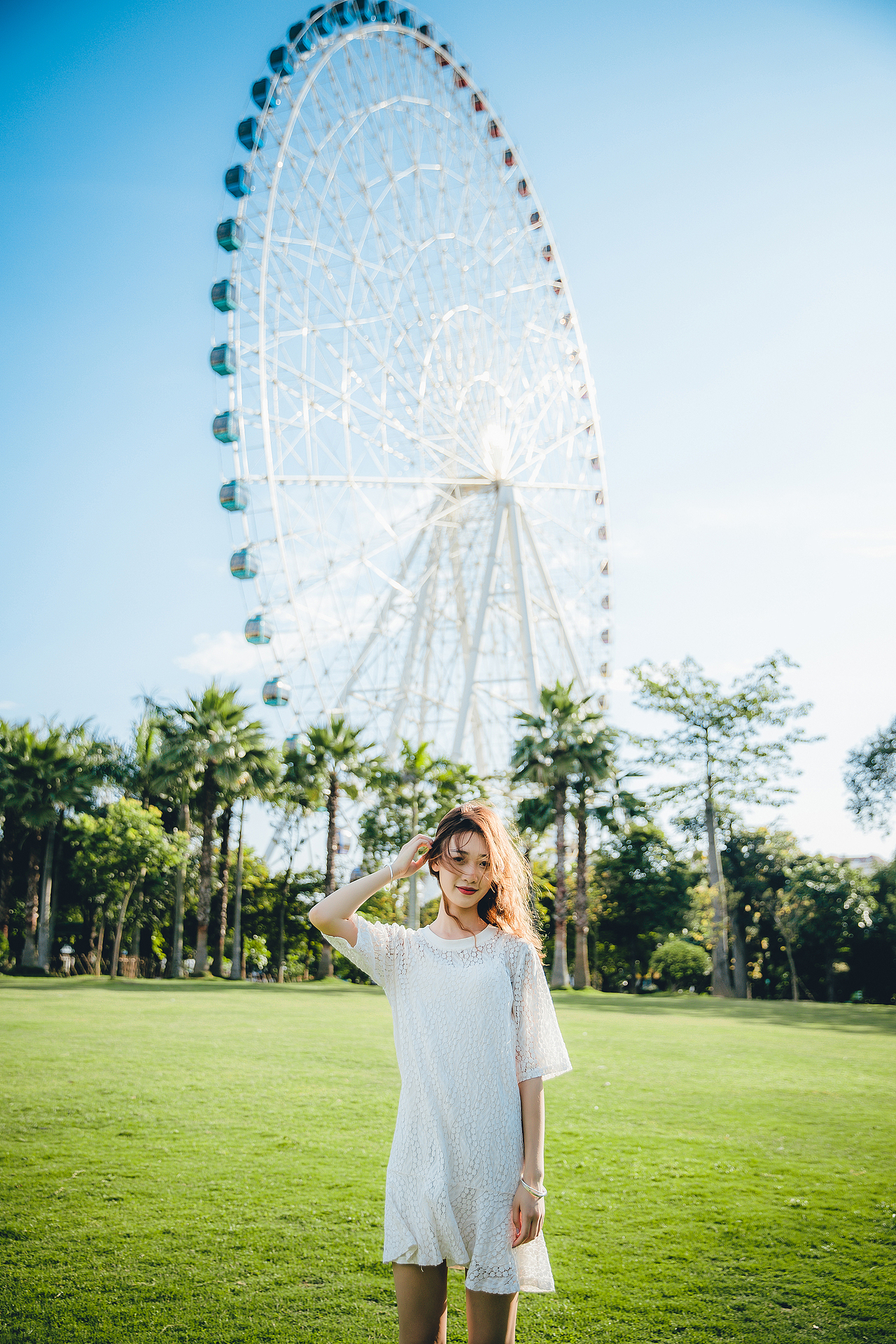 人像摄影:游乐场少女,阳光、草地、摩天轮、旋转木马