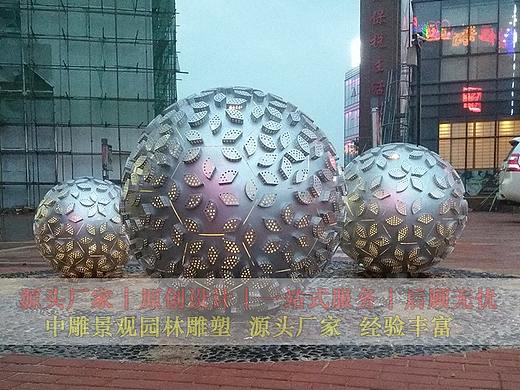 花样百变的足球造型镂空灯光雕塑