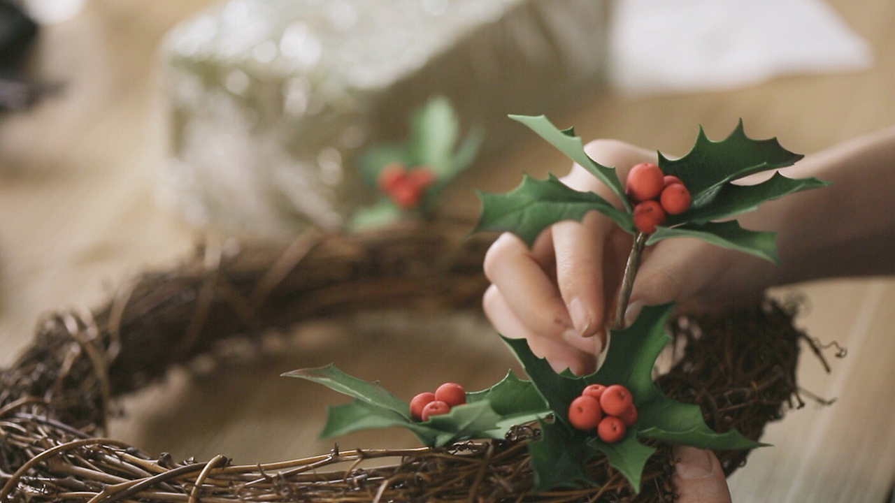 圣诞节到了,sally特地做了一个槲寄生的花圈,祝大家圣诞快乐!