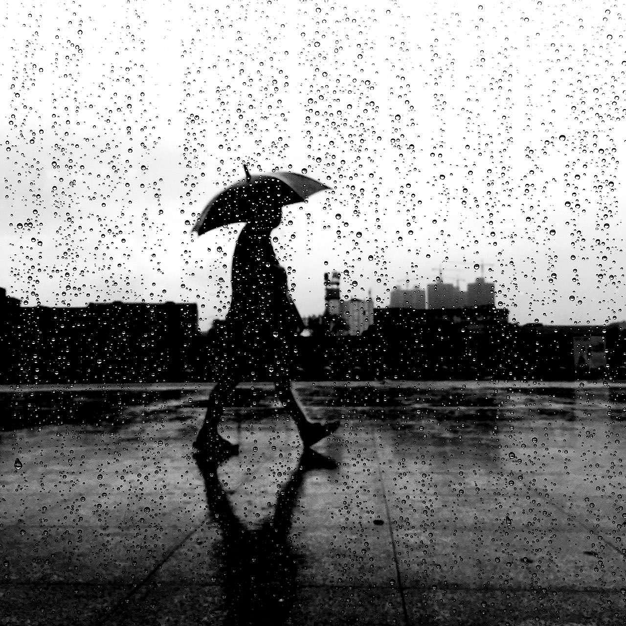 瓢泼大雨,站内看来来往往的人.