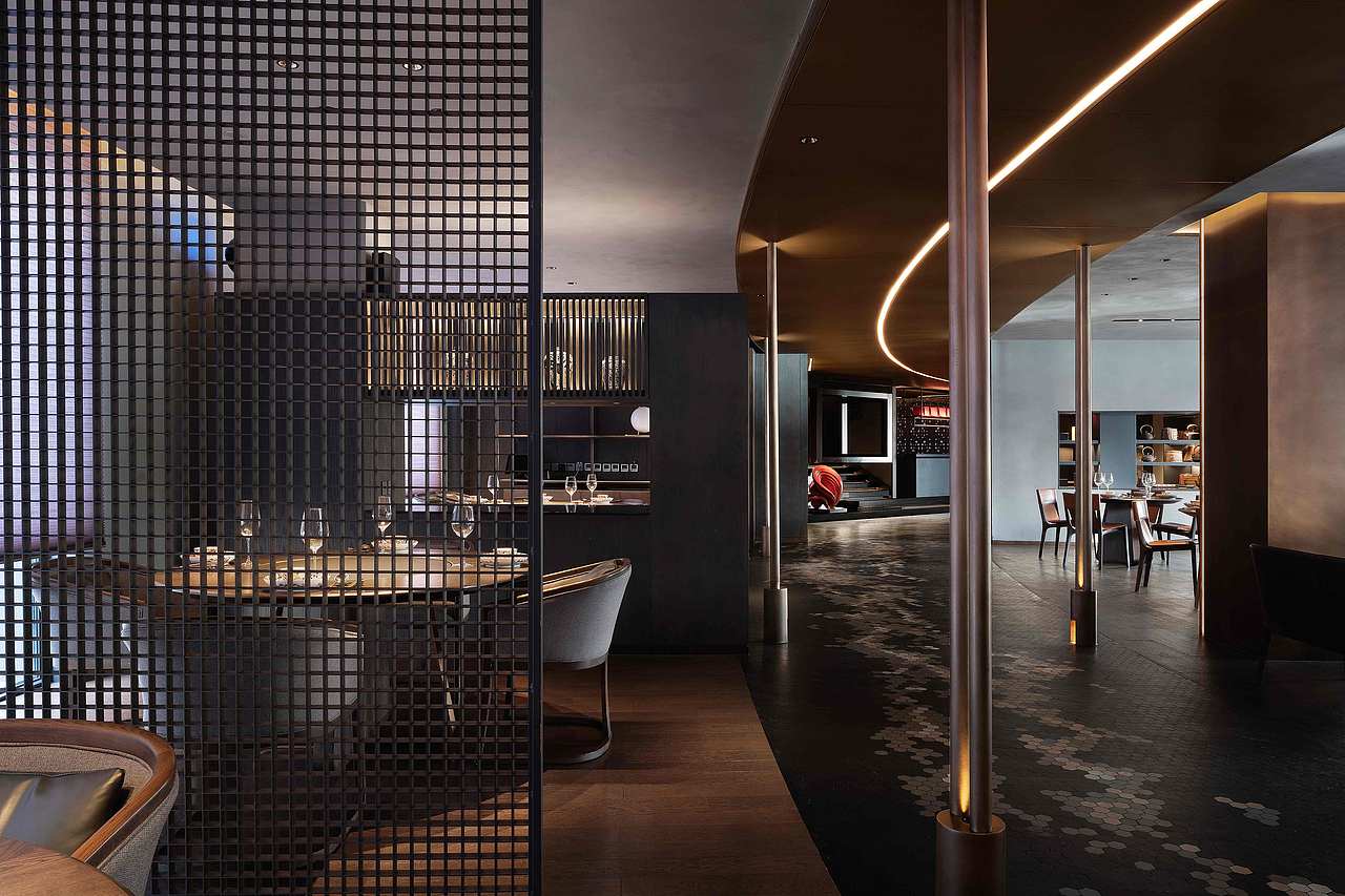 白天在自然光下两种材质呈现虚实之趣,晚间,中央吧台琉璃砖由内浸润出温暖静谧的光。