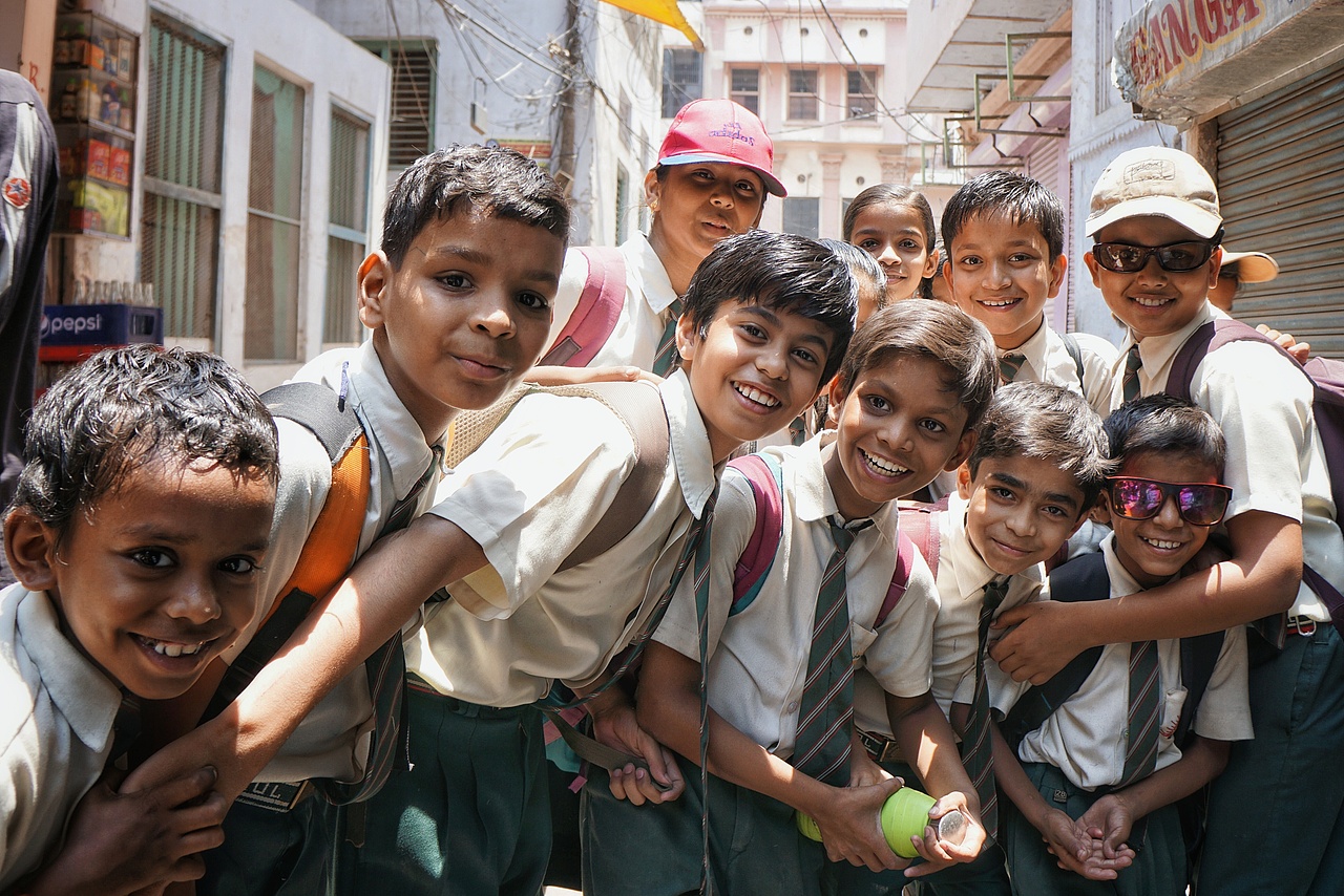 中午放学时的瓦拉纳西街道