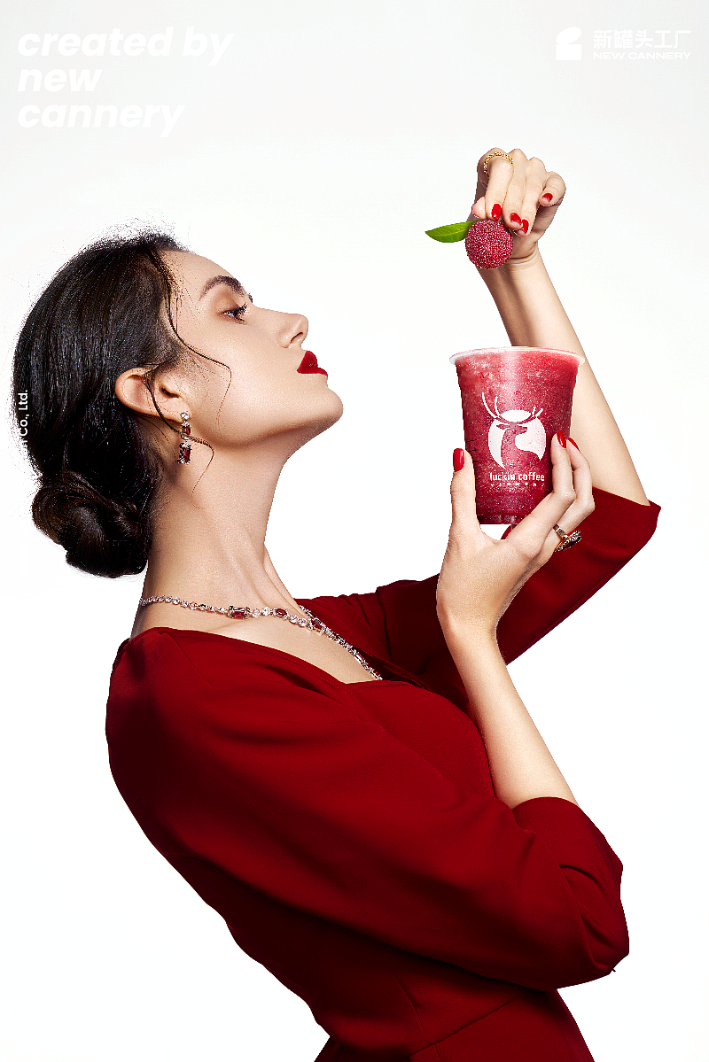 创意视觉瑞幸咖啡女王归来70新罐头