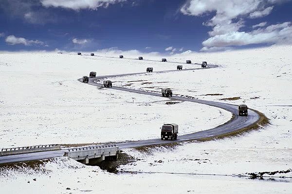 茫茫天路 望无际 朝阳下映着 橄榄戎装