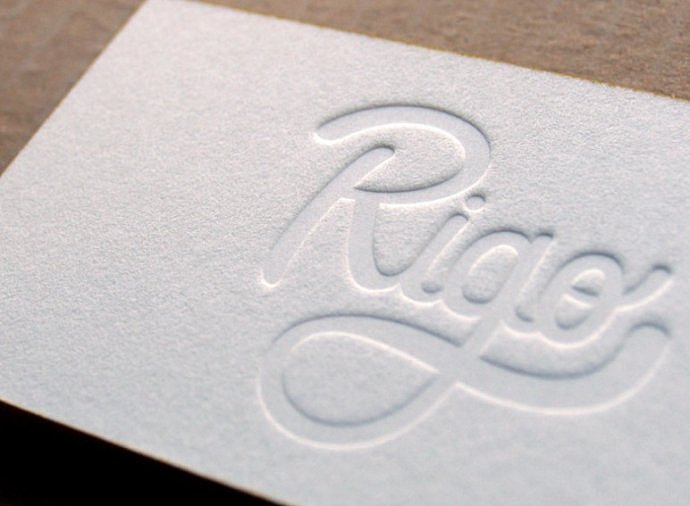 从纸张正面施加压力让表面凹下的工艺则称为"压凹".