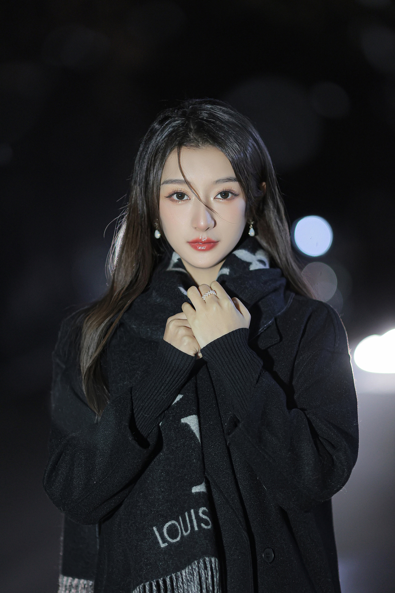 冷fufu富贵大小姐风｜夜景写真🌃（图ZMjg4ODk3NzA0） - 人像摄影 - 站酷设计师白兔糖写真馆原创素材 - 站酷ZCOOL