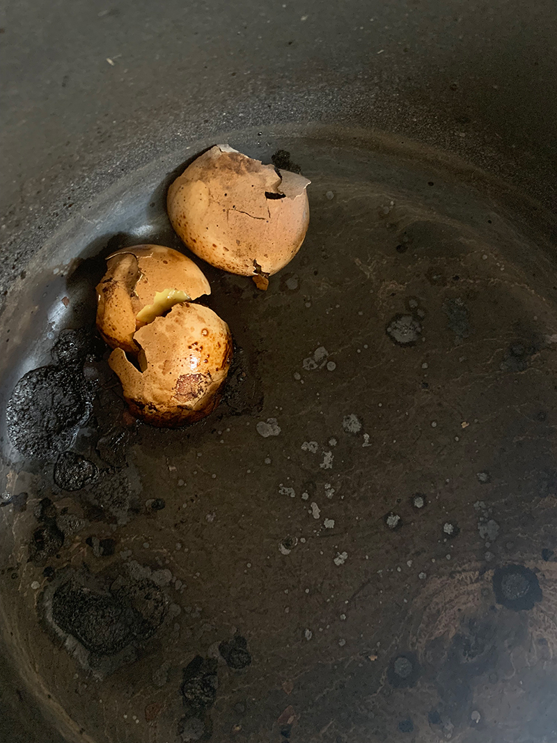 猜到这张照片里是什么食物了嘛?没错.是烤糊的鸡蛋啊.