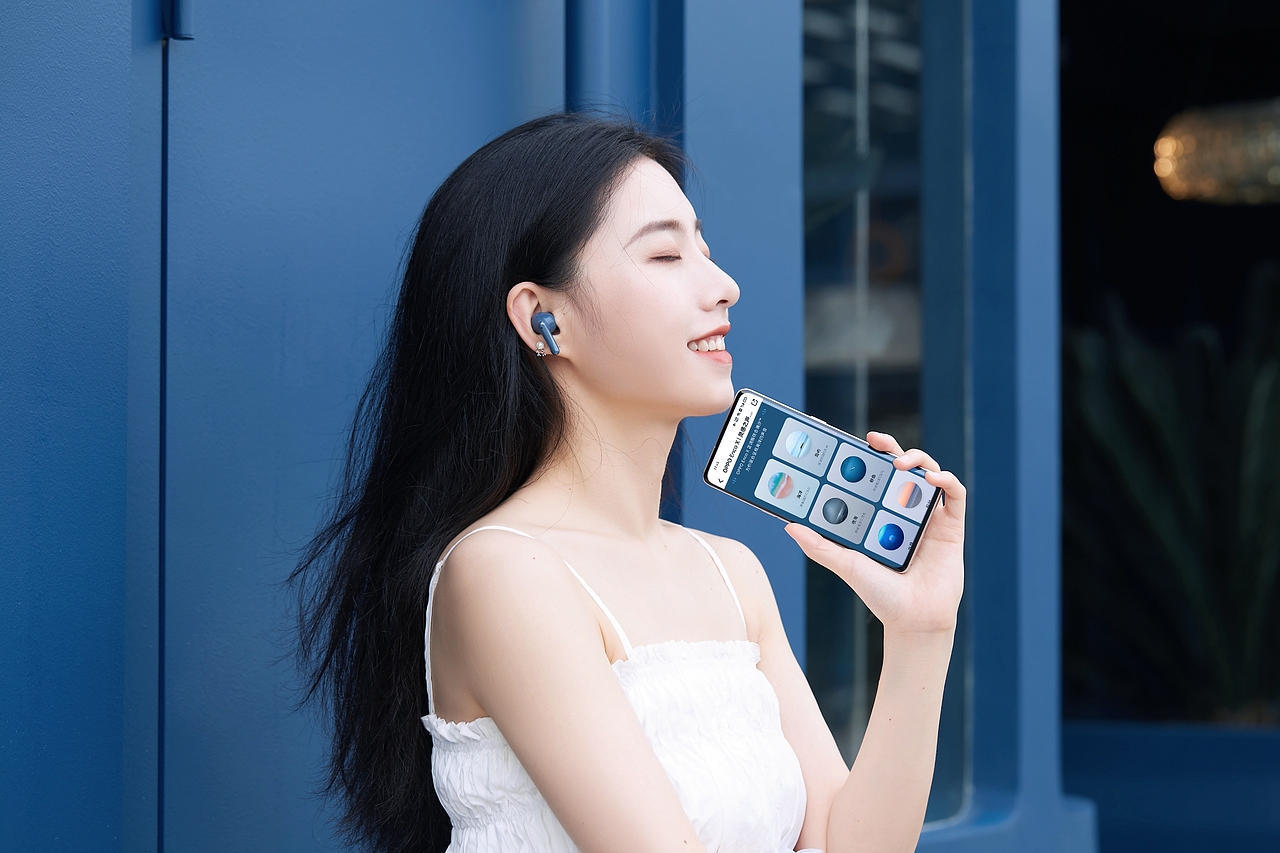 OPPO Enco X蓝色外拍图赏 模特:叶子