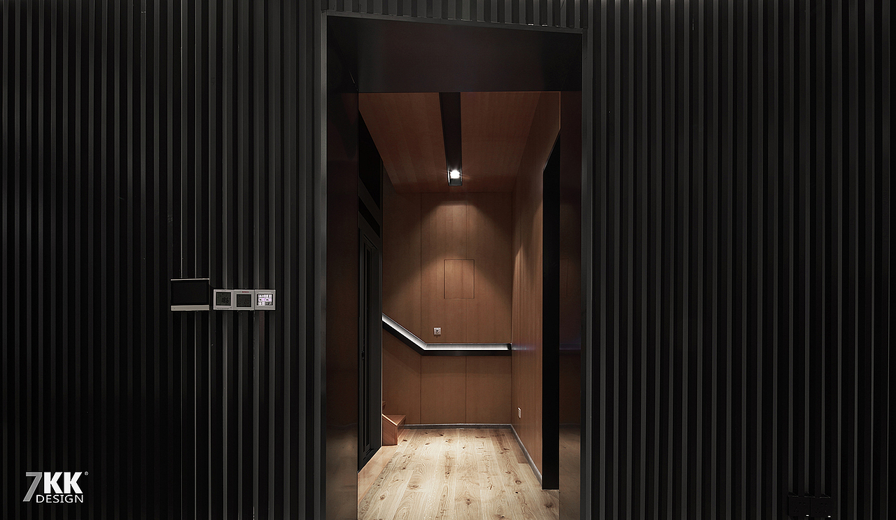 从餐厅走廊看楼梯走廊空间。