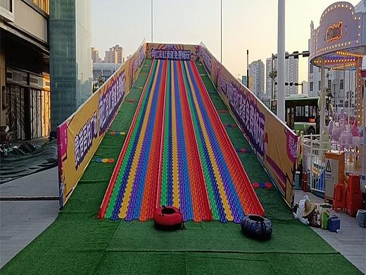 彩虹滑梯与彩虹近距离接触欢乐炫彩滑道