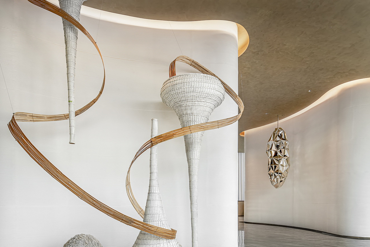 △先锋花艺师|青年艺术家黄露作品
<br>沿着艺术长廊踱步,白色的波纹墙体好似将人引入无尽的精神之境,晶体与荧光搭配的悬挂装置折射出空间的现代气质,弯曲的木制线条从白色的艺术装置间流过,令极简的空间中充满了丰沛的自然与艺术气息。