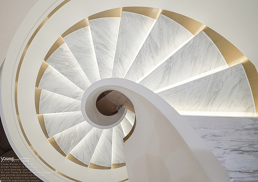 旋转楼梯连接上下两层,盘旋而上的造型,极具艺术感染力,引导客户在