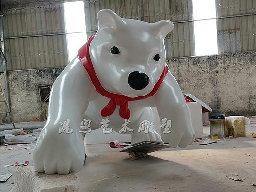 户外墙面装饰玻璃钢爬墙可乐熊形象雕塑大型北极熊造型